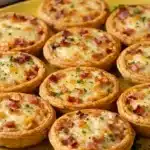 Mini-tartelettes au Saint-Nectaire, oignons caramélisés et lardons croustillants image 1200x800 1790017540599